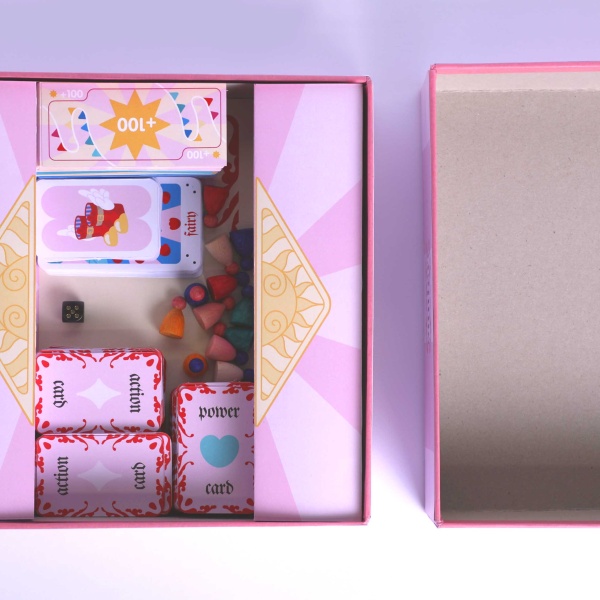 Geöffnete Spielbox mit Spielfiguren, Karten und restlichem Spielinhalt