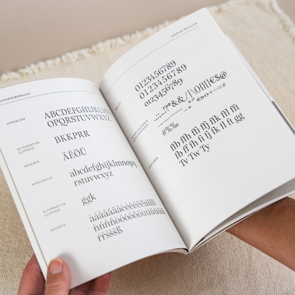 Buch aufgeschlagen bei Glyphenübersicht