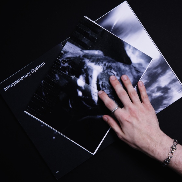 Aufgeschlagene Bücher mit Grafiken und einer Hand die die Bücher aufhält