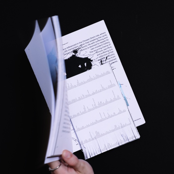 Hand welche die Bachelorarbeit aufschlägt