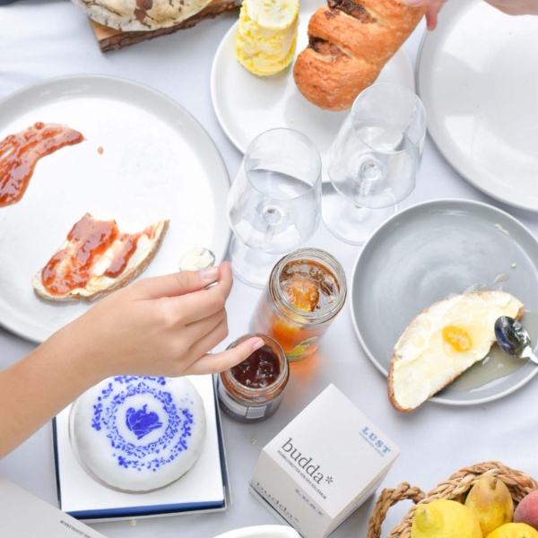 Ein gedeckter Tisch mit den Produkten aus der Bachelorarbeit