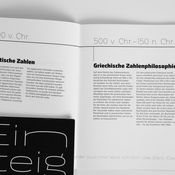Aufgeschlagenes Buch bei den Seiten der Zeitlinie