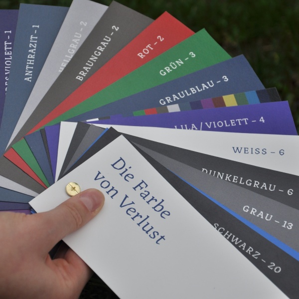 Aufgefalteter Farbfächer »Die Farbe von Verlust«