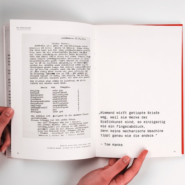Jemand blättert durch ein Buch