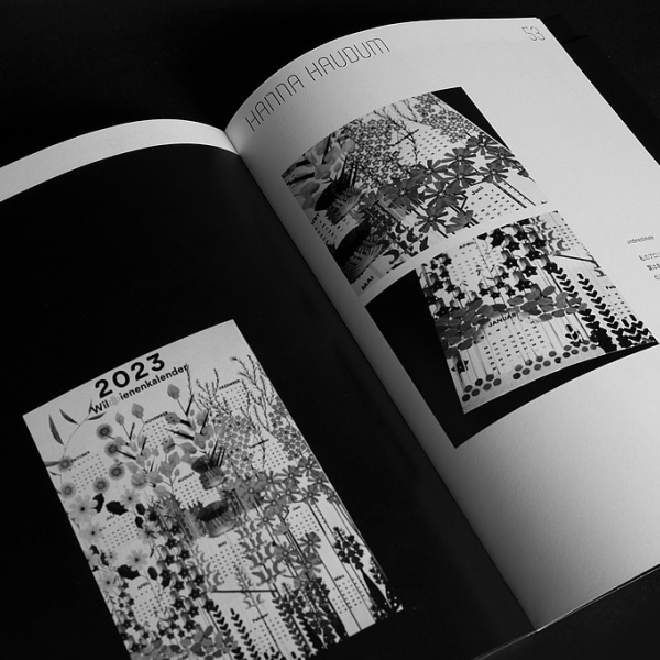 Ein offenes Buch mit Grafiken