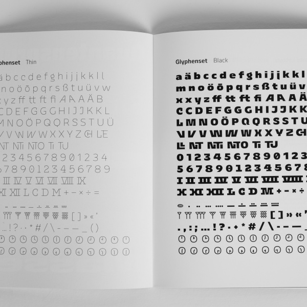 Aufgeschlagenes Buch bei Glyphenset