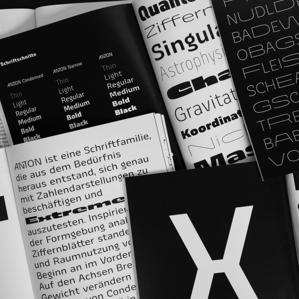 Diverse Buchseiten wild übereinandergelegt