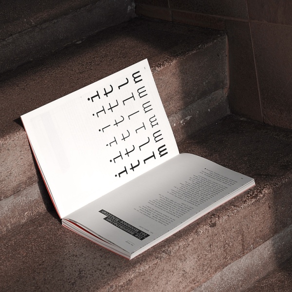Ein Buch liegt offen auf Betonstufen
