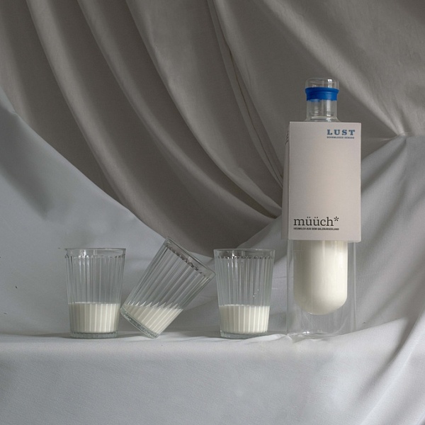 3 Gläser Milch und eine Flasche Milch