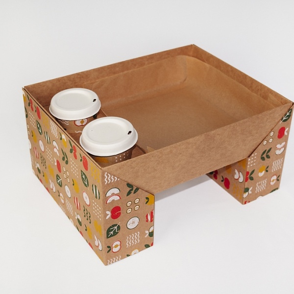 Ein "tischlein" Prototyp mit zwei To-Go Kaffeebechern