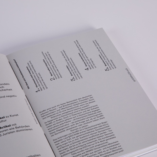 Buch aufgeschlagen 