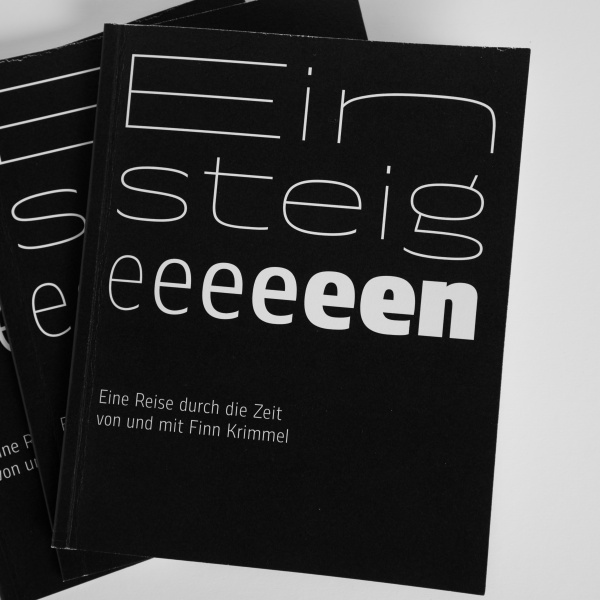 Mehrere Ausgaben von "Einsteigen" aufeinandergeschichtet