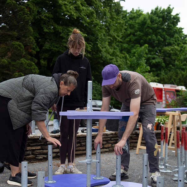 Zwei Frauen und ein Mann arbeiten am Projekt
