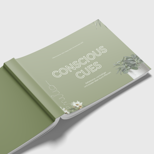Ein nach unten aufgeschlagenes Buch, auf dessen Cover "Conscious Cues" steht