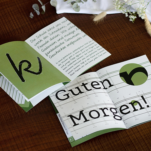 zwei offene Magazine liegen auf einem Tisch