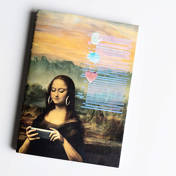 Ein Buchcover, auf dem die Monalisa abgebildet ist, die auf ihr Handy schaut
