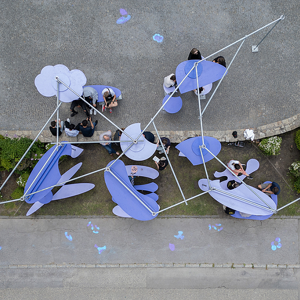 Eine Menge steht unter der Installation "Wolkenmeer"