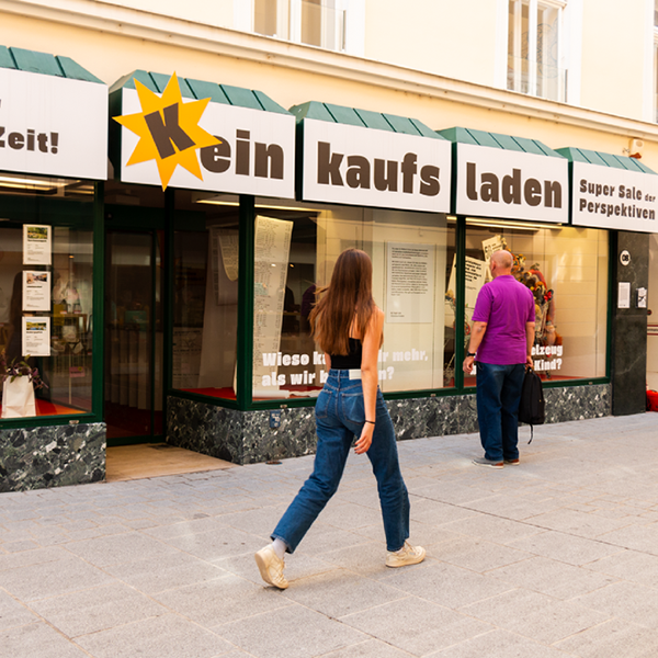 Eine Frau geht vor dem Geschäft (K)einkaufsladen