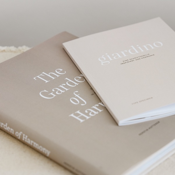 2 Bücher liegen auf einem textilen Untergrund
