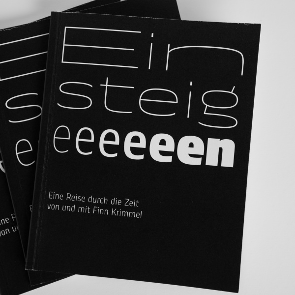 Buch in Alufolie gewickelt