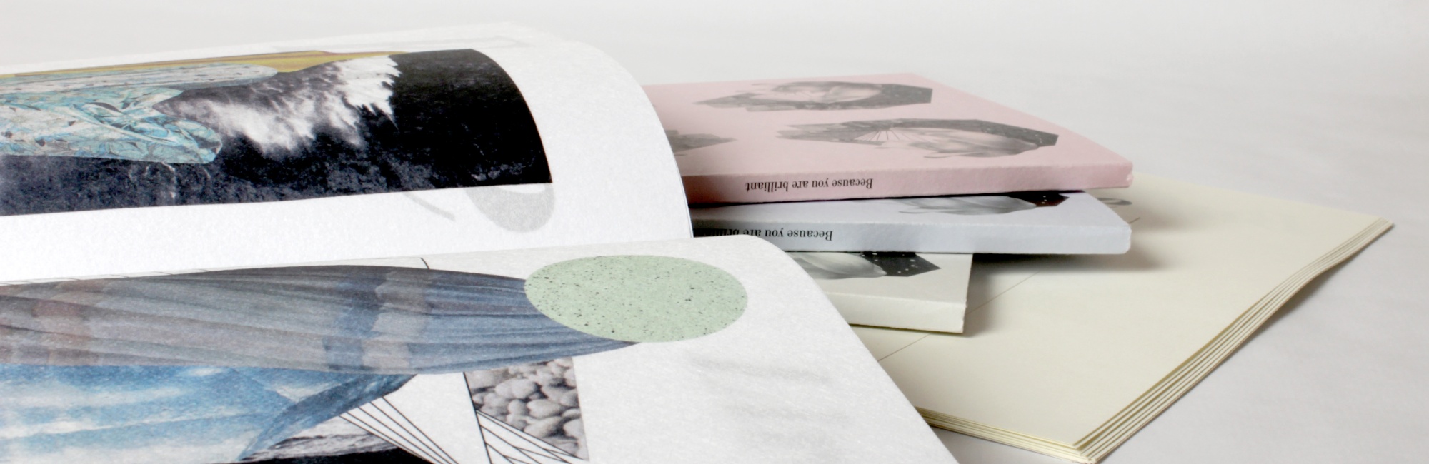 Diverse Bücher und Magazine die übereinander gelegt sind, gestaltet vom Lehrgang Buchgestaltung