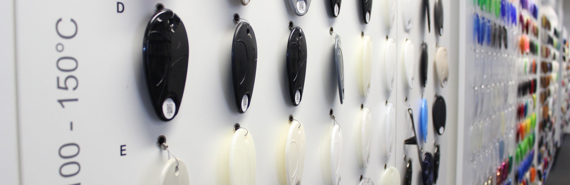 Das Bild zeigt die Bibliothek der NDU, an der eine ganze Wand entlang kleine Blattförmige Materialproben hängen, genannt "Materiautech"