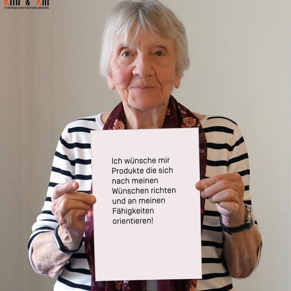 Frau hält Blatt, auf dem steht "Ich wünsche mir Produkte, die sich nach meinen Wünschen richten und an meinen Fähigkeiten orientieren!"