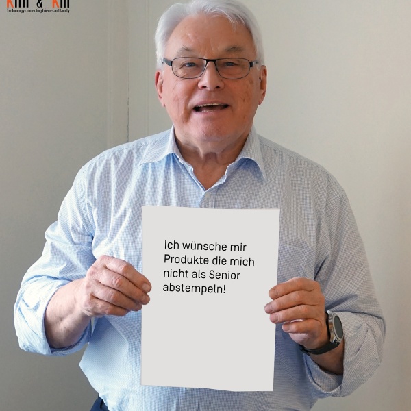 Mann h&auml;lt Blatt, auf dem steht "Ich w&uuml;nsche mir Produkte, die mich nicht als Senior abstempeln!"