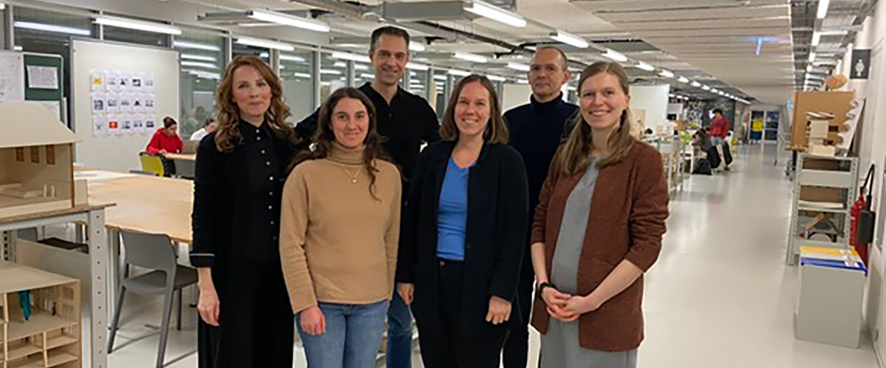 zwei Männer und vier Frauen lächeln in die Kamera