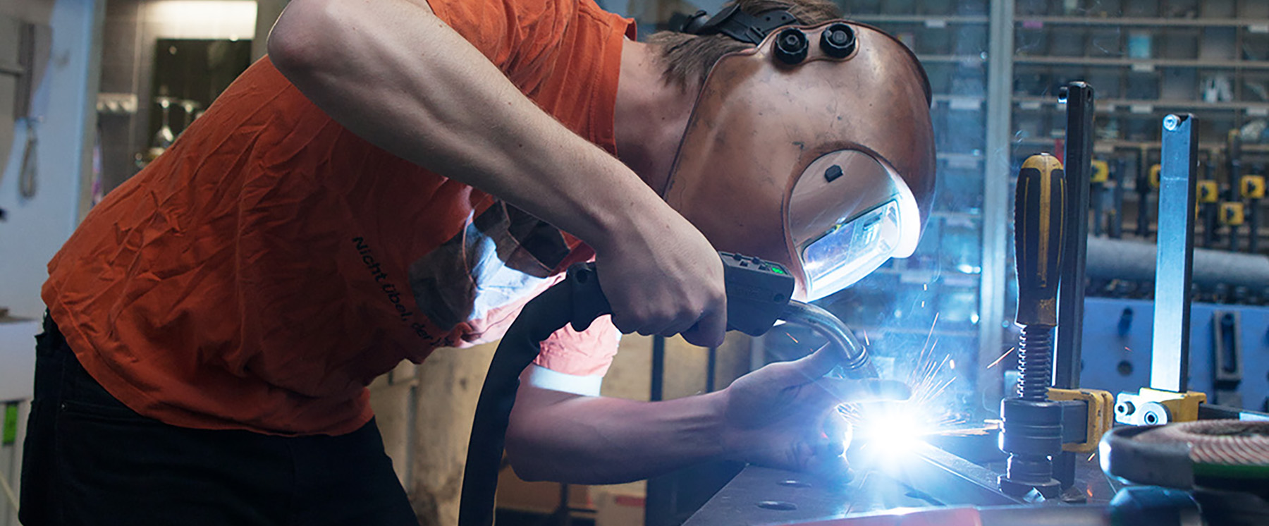 Ein Mann schweißt zwei Metallstücke zusammen