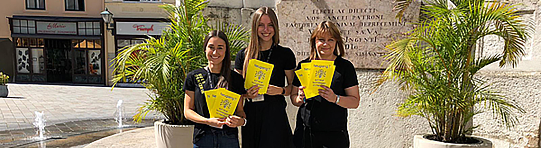 Drei Frauen lächeln in die Kamera