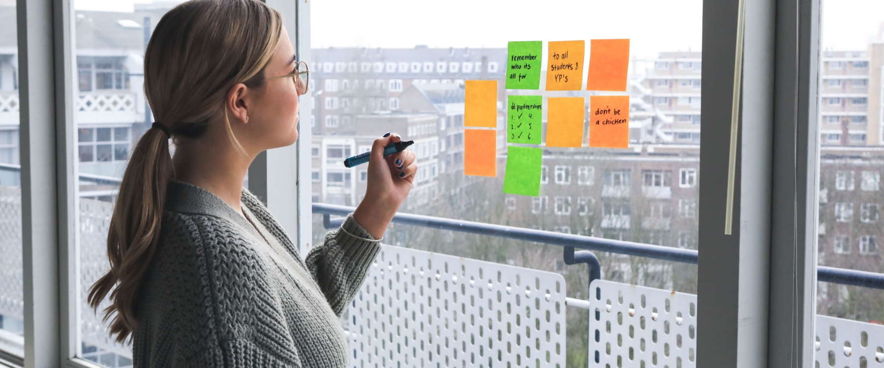 Studierende beim Design Thinking Prozess